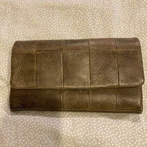 Luscious tan leather with beautiful cross over leather.